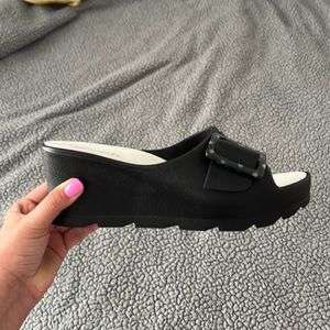 Womens size 9 Baretraps wedge sandal, black